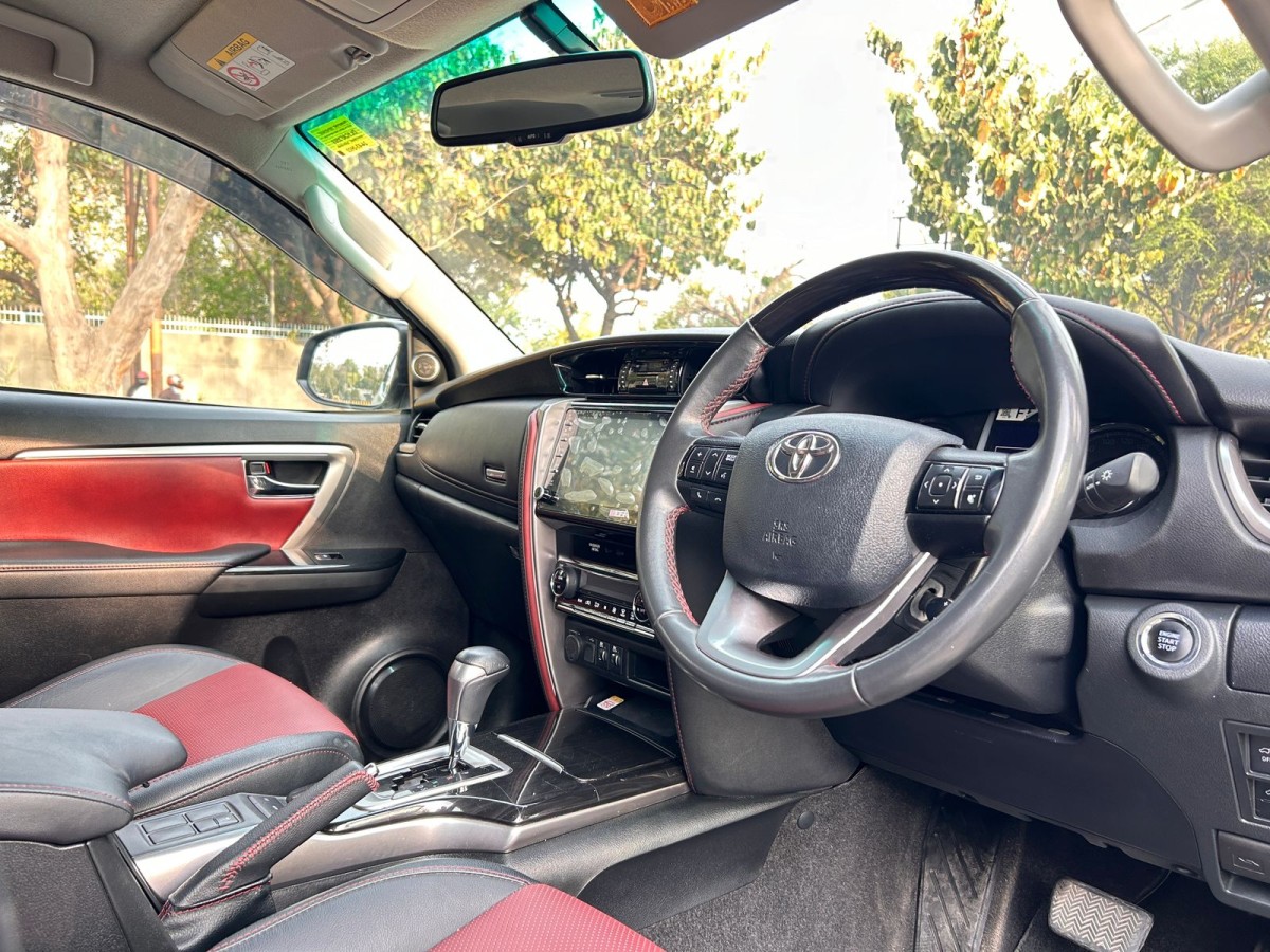 Toyota Fortuner Legender